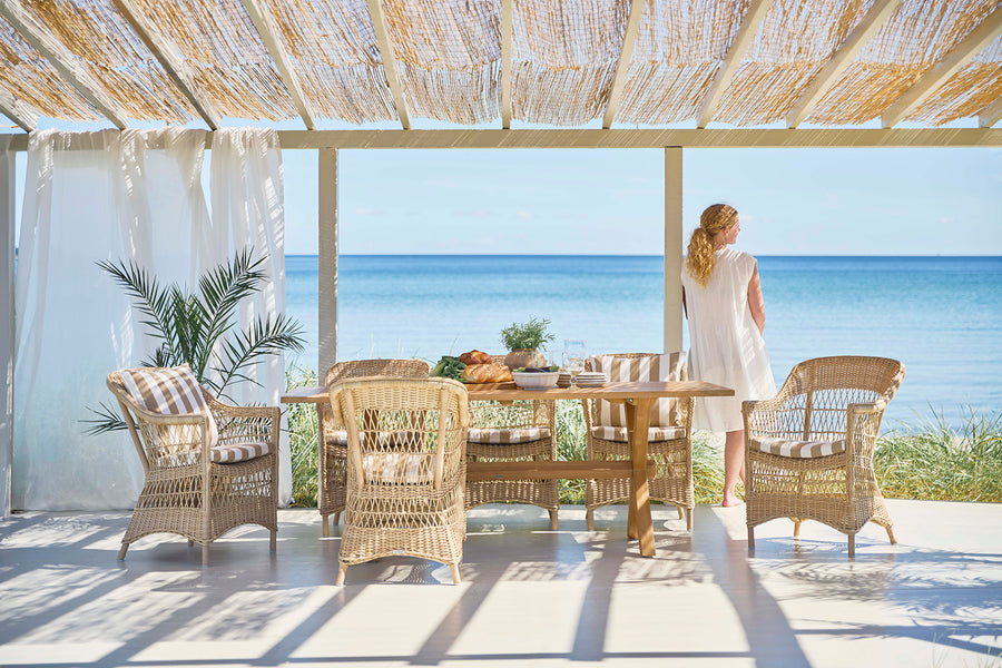 Vintage stílusú, natúr színű, műrattan kerti karosszék.