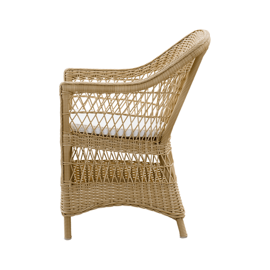 Vintage stílusú, natúr színű, műrattan kerti karosszék.