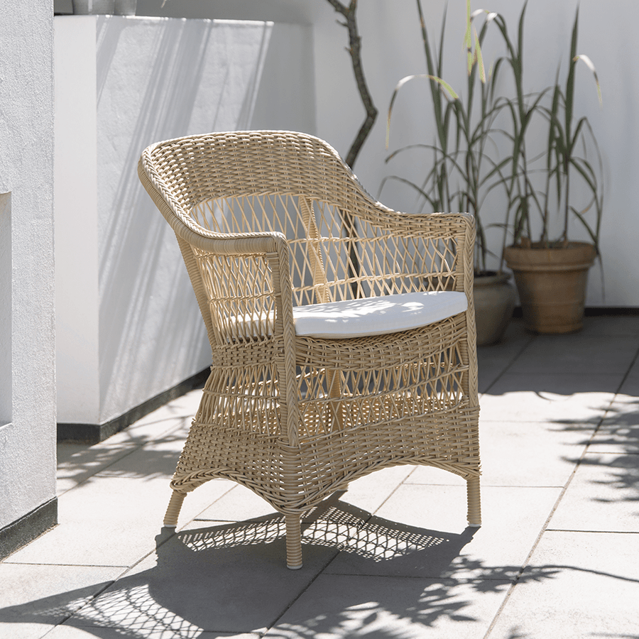 Vintage stílusú, natúr színű, műrattan kerti karosszék.