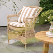 Vintage stílusú, natúr színű, műrattan kerti karosszék.