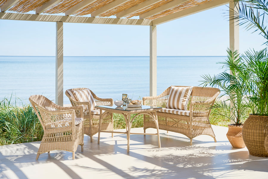 Vintage stílusú, natúr színű, műrattan kerti karosszék.