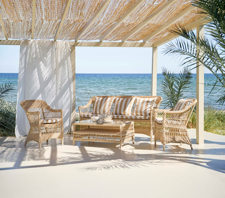 Vintage stílusú, natúr színű, műrattan kerti karosszék.