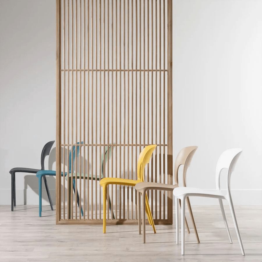 Fehér polipropilén bisztrószék.