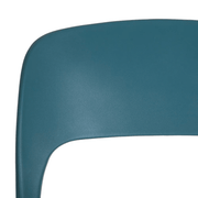 Kék színű, polipropilén busztószék.