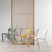 Sárga polipropilén bisztrószék.