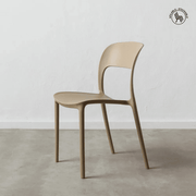 Taupe színű polipropilén bisztrószék.