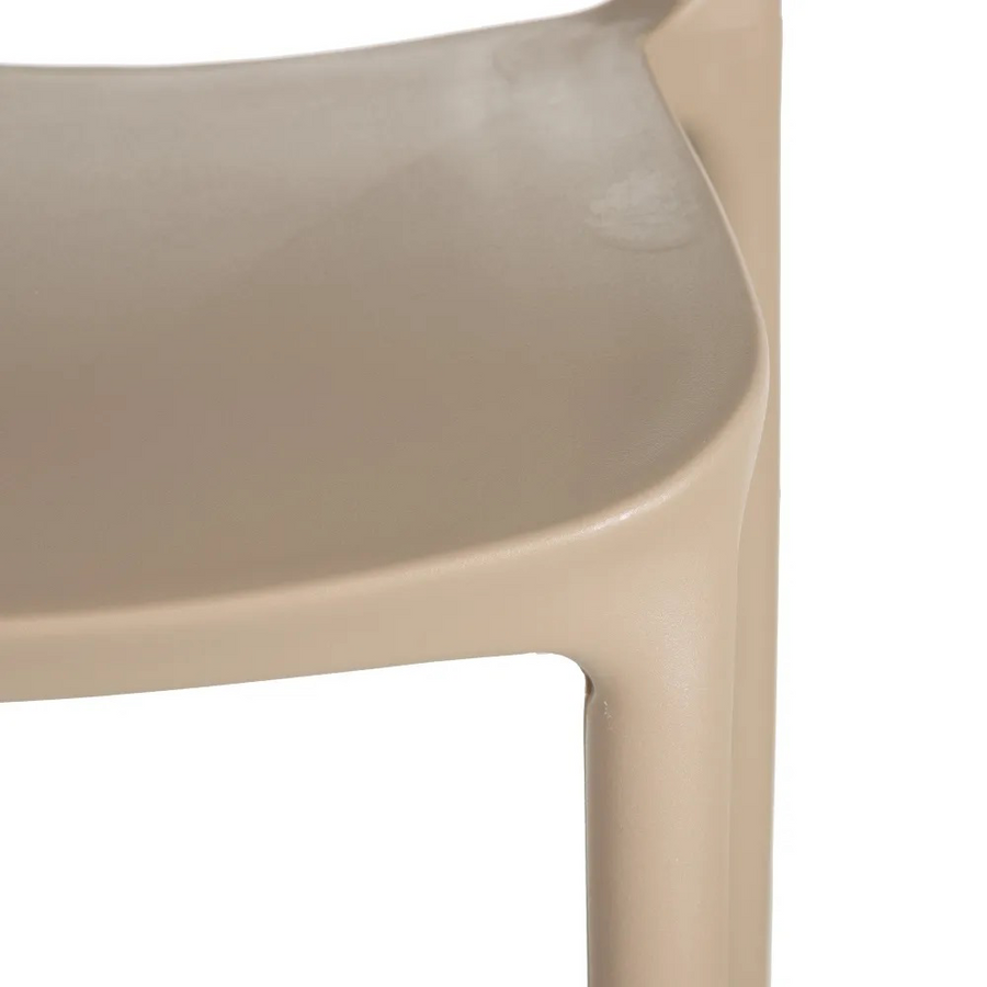 Taupe színű polipropilén bisztrószék.