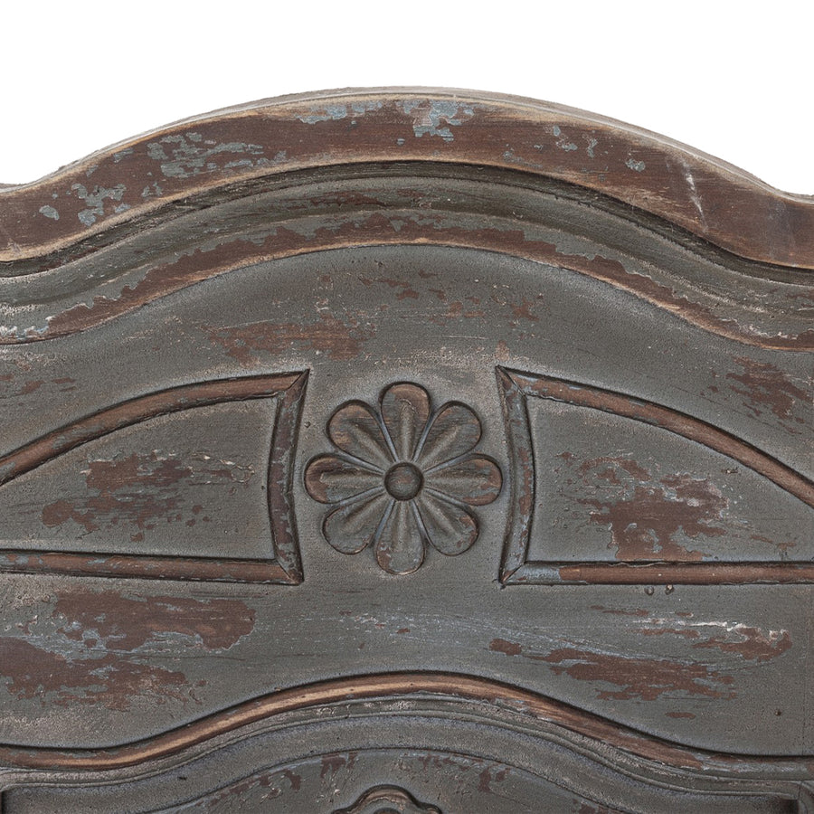 Virágdísz közelről a Casa Roma falpanel felső részén, shabby chic antikolt kivitelben.