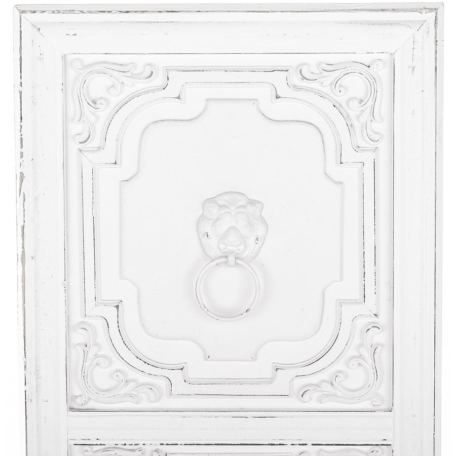 Fehér kazetta oroszlánfejes kopogtató motívummal, shabby chic stílusban.