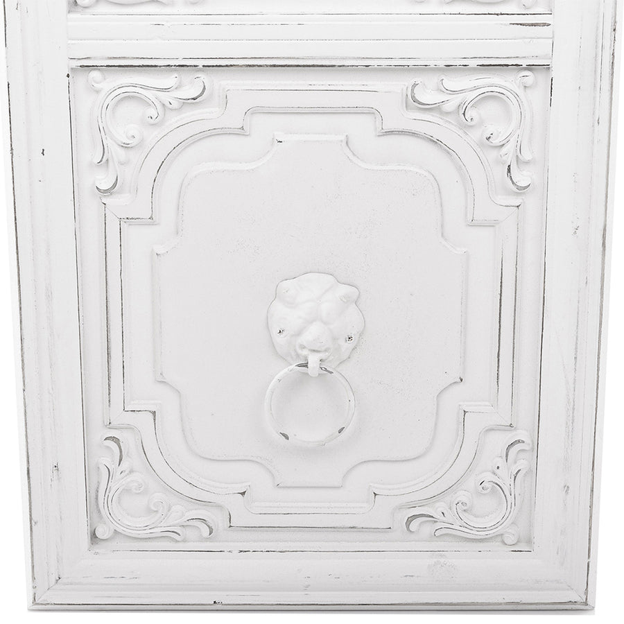 Antikolt fehér oroszlánfejes díszítés az alsó kazettán, Casa Roma fa falpanelen.