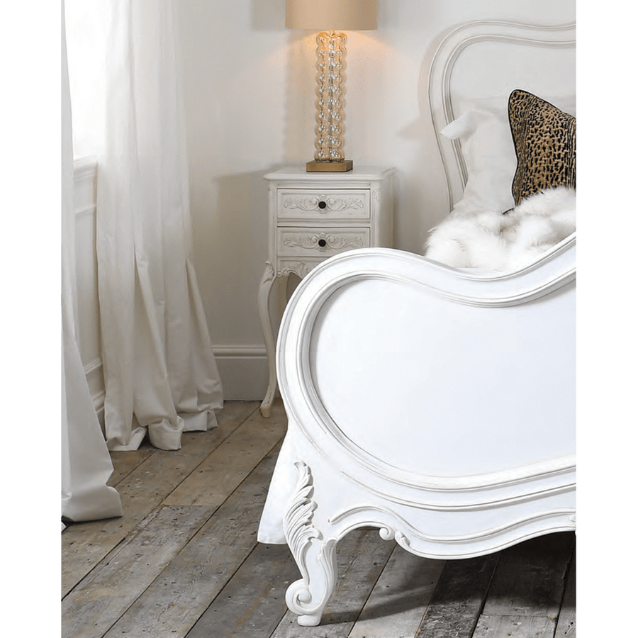 Törtfehér színű, gazdagon díszített, 2 fiókos kézműves éjjeliszekrény.