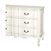 Törtfehér színű, gazdagon díszített, 3 fiókos kézműves komód.