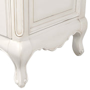 Törtfehér színű, gazdagon díszített, 7 fiókos kézműves komód.