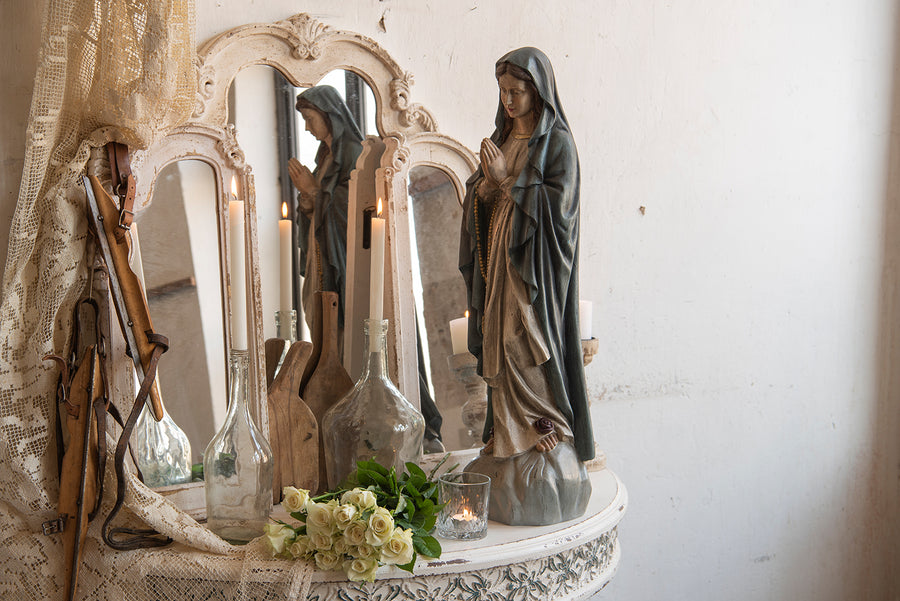 Hangulatos enteriőr a Chateau tükörrel, gyertyafényes és vintage kiegészítőkkel.