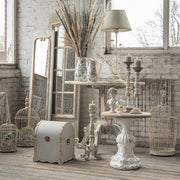 Rusztikus térben elhelyezett vintage falitükör több antik tükörrel együtt.