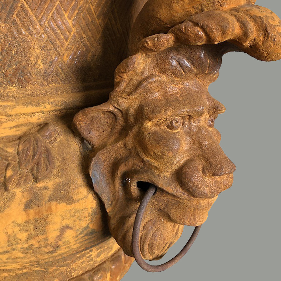 Antikolt öntöttvas kaspó részlet, oroszlánfejes fogantyúval és patinás rozsdaszínű felülettel, Château Jardin kollekció.