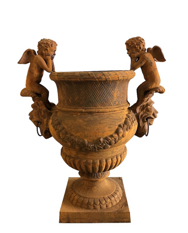 Antikolt öntöttvas díszkaspó könyöklő puttófigurákkal és klasszikus ornamentikával, Château Jardin kollekció, 100 cm magas.