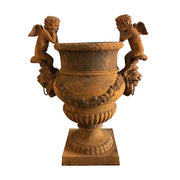 Antikolt öntöttvas díszkaspó könyöklő puttófigurákkal és klasszikus ornamentikával, Château Jardin kollekció, 100 cm magas.