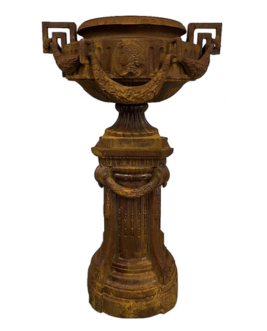 Antikolt öntöttvas díszkaspó posztamenssel, klasszikus kastélykerti stílusban, rozsdaszínű felülettel, 142 cm magas.