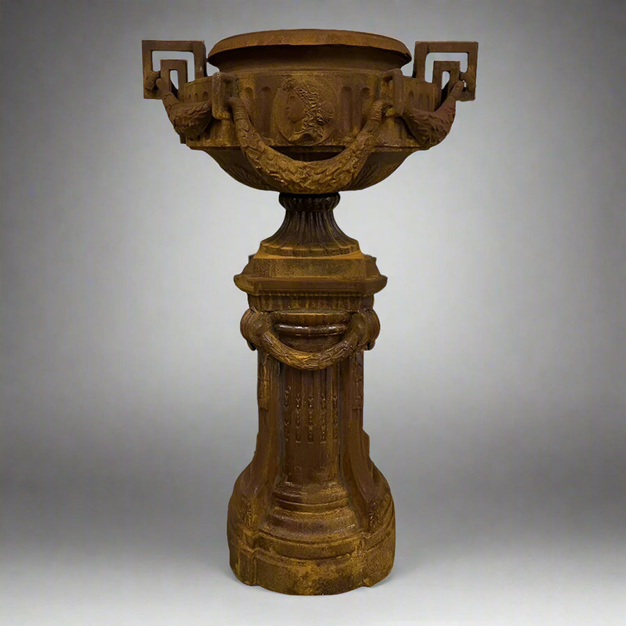 Château Jardin kollekció exkluzív öntöttvas díszkaspó posztamenssel, antikolt rozsda felülettel, műtermi világításban.