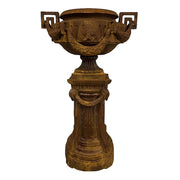 Antikolt öntöttvas díszkaspó posztamenssel, klasszikus kastélykerti stílusban, rozsdaszínű felülettel, 142 cm magas.