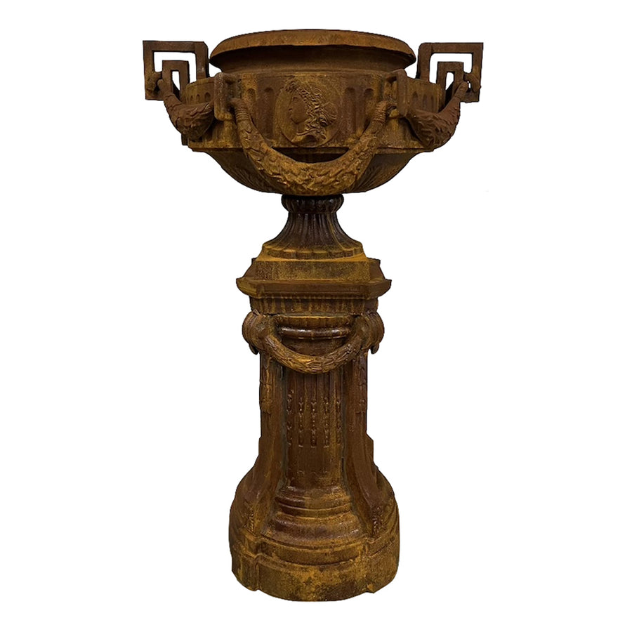 Antikolt öntöttvas díszkaspó posztamenssel, klasszikus kastélykerti stílusban, rozsdaszínű felülettel, 142 cm magas.