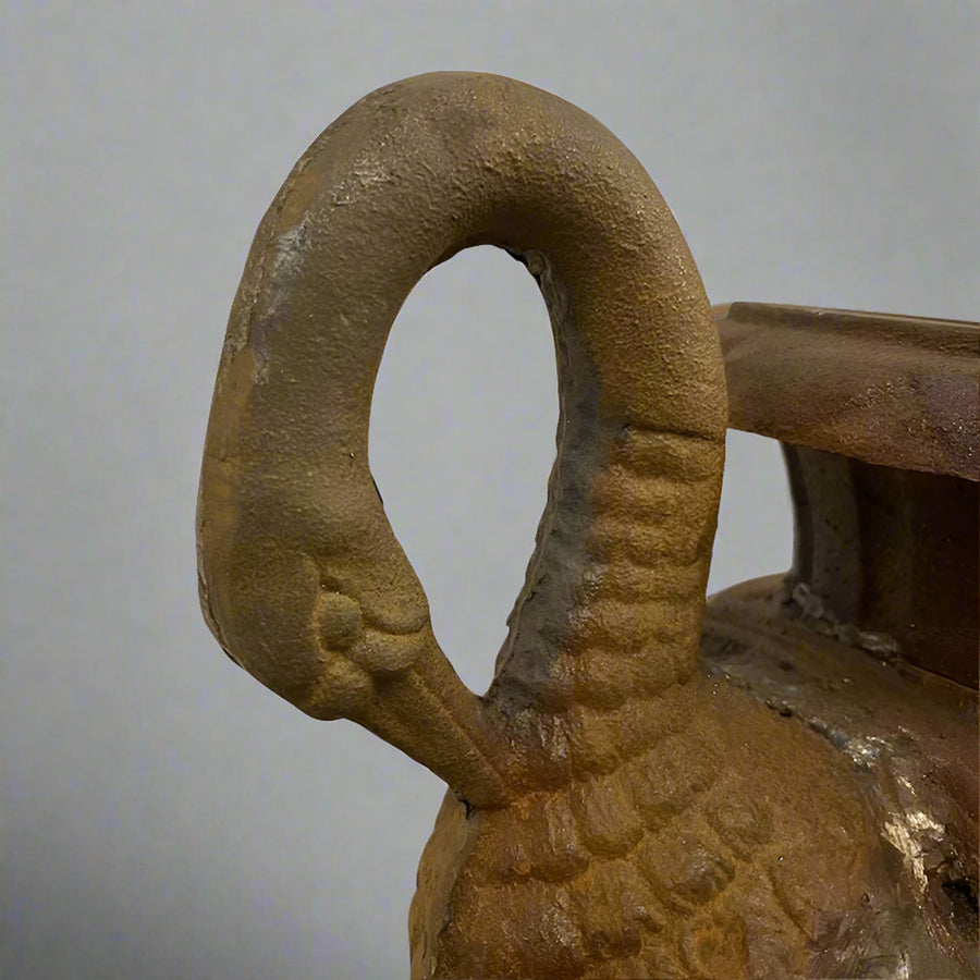 Antikolt öntöttvas kerti váza hattyúfej formájú fogantyújának részlete, Château Jardin kollekció, klasszikus rozsdás felületkezeléssel.