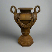 Château Jardin öntöttvas díszváza műtermi fotón, hattyúfejes fogantyúkkal és antikolt rozsdaszínű felülettel, klasszikus formavilágban.