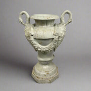 Château Jardin öntöttvas díszváza műtermi fotón, hattyúfejes fogantyúkkal és antikolt krémszínű felülettel, klasszikus formavilágban.