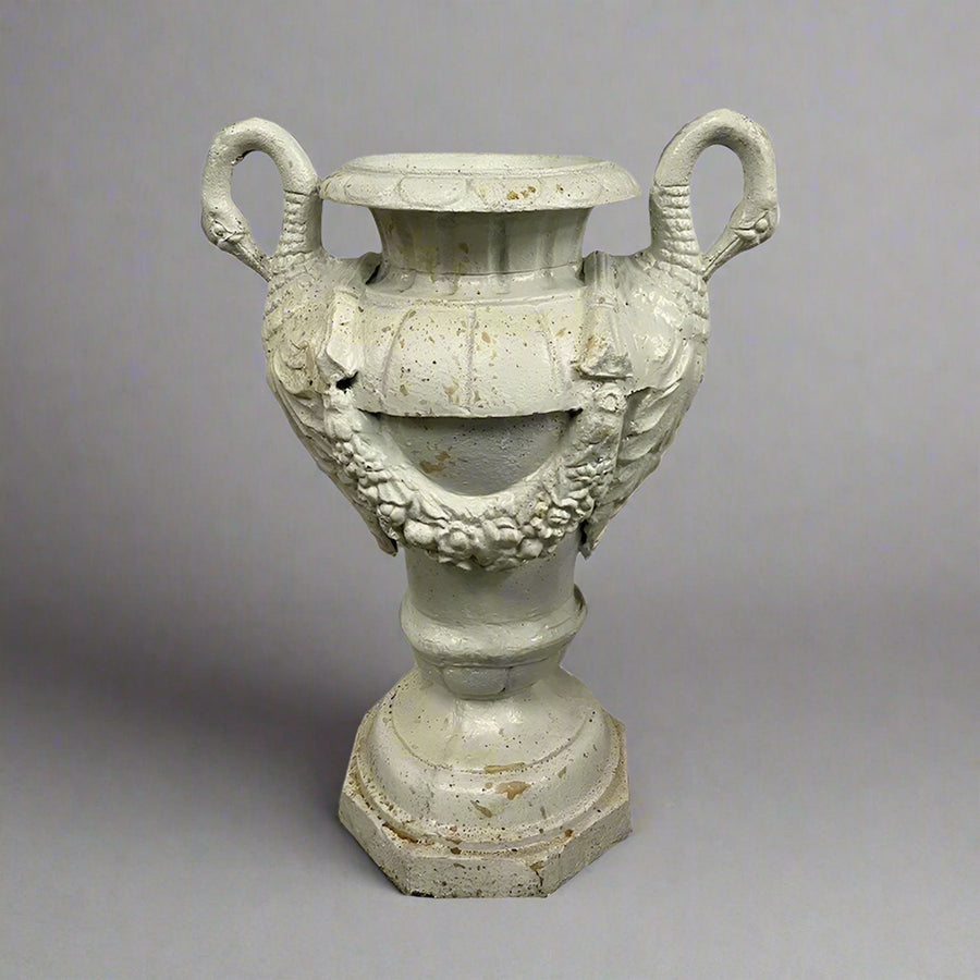 Château Jardin öntöttvas díszváza műtermi fotón, hattyúfejes fogantyúkkal és antikolt krémszínű felülettel, klasszikus formavilágban.