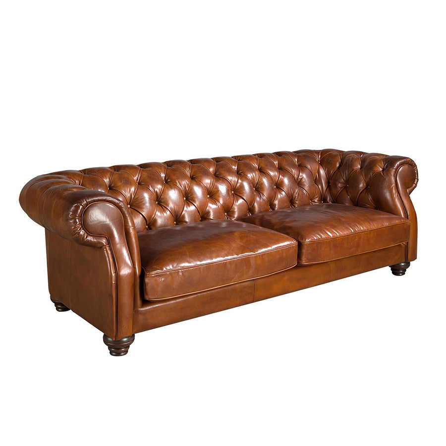 Chesterfield stílusú, háromszemélyes konyakbarna bőrkanapé.