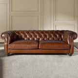 Chesterfield stílusú, háromszemélyes konyakbarna bőrkanapé.