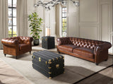 Chesterfield stílusú, háromszemélyes konyakbarna bőrkanapé.