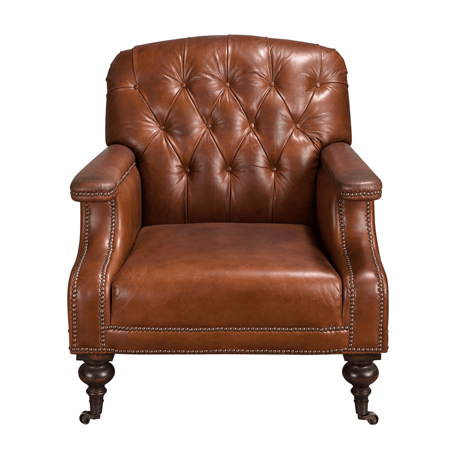 Elölnézet – Chester konyakbarna bőrfotel mélygombos háttámlával és szegecselt karfákkal.