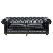 Háromszemélyes fekete Chesterfield bőrkanapé elölnézeti képe, klasszikus mélygombos háttámlával és görgős lábakkal.