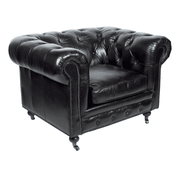 Fekete marhabőr Chesterfield fotel háromnegyedes nézetből, görgős lábakkal.