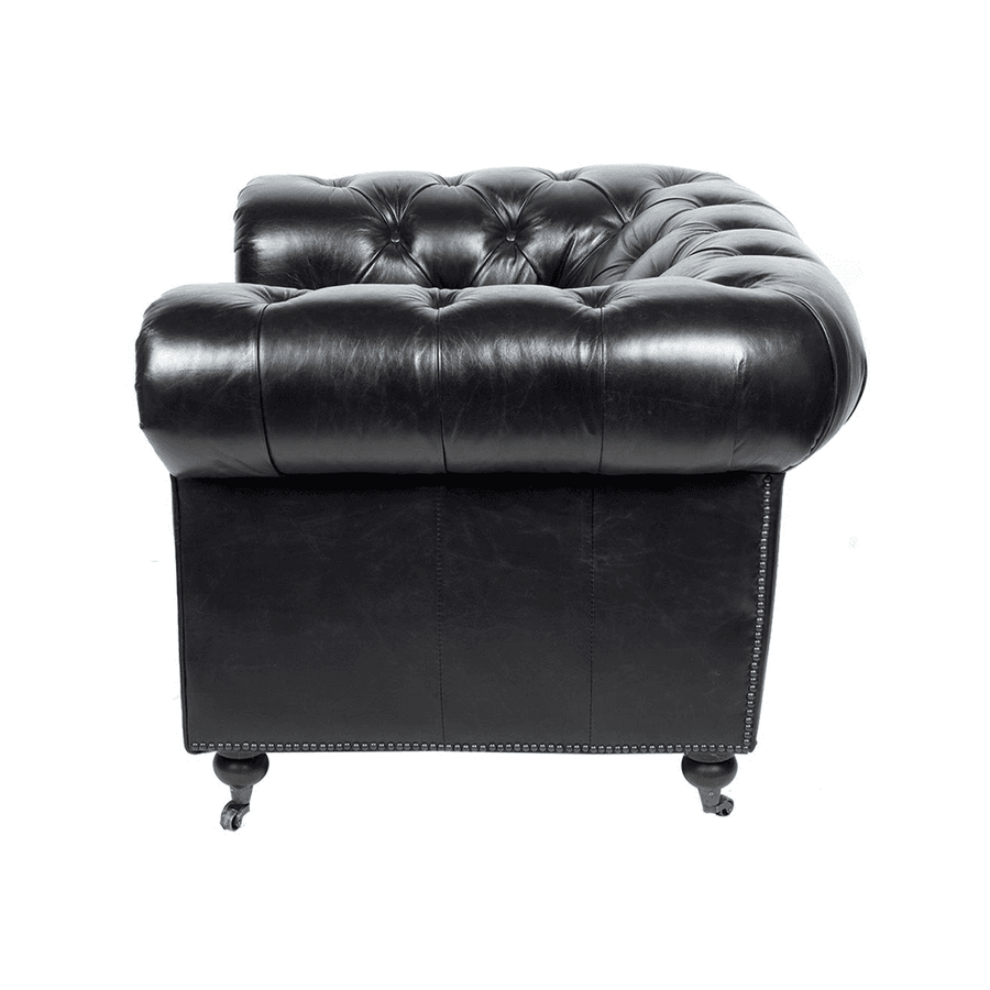 Chesterfield fotel oldalnézetből, elegáns karfákkal és szegecselt részletekkel.