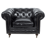Egyszemélyes fekete Chesterfield bőrfotel elölnézetből, mélygombozott háttámlával.