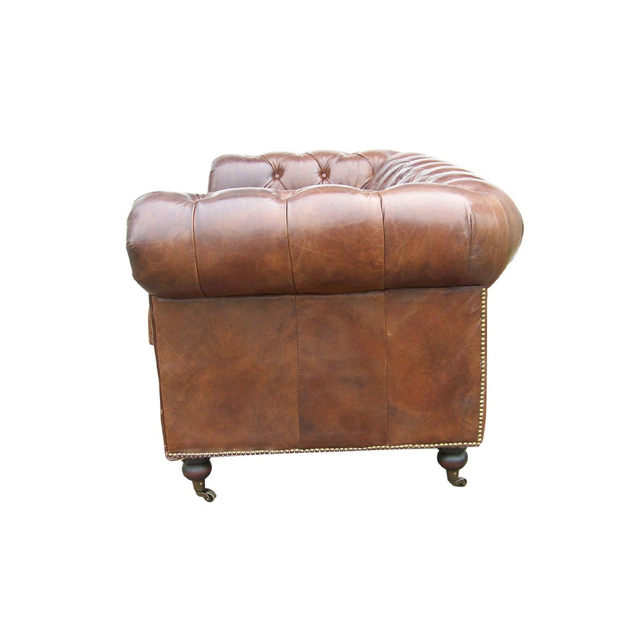 CHESTERFIELD CIGAR kanapé oldalsó nézete, a karfa részletgazdag tűzése és szegecselése látható.