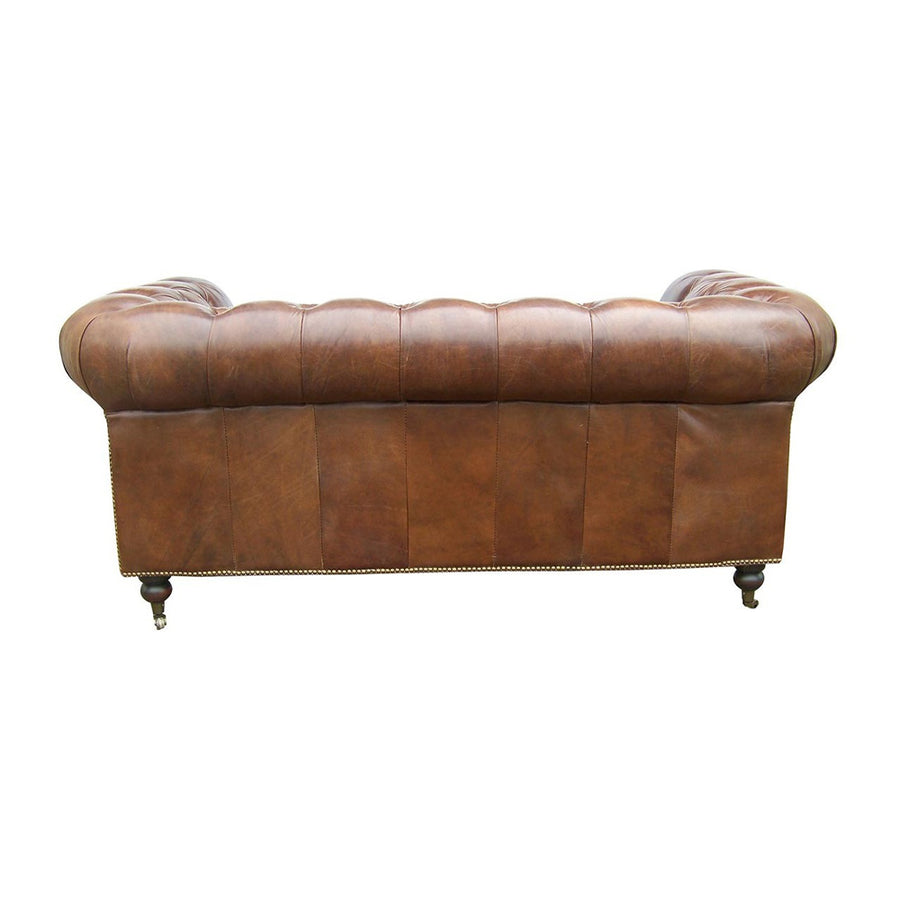 Dohánybarna marhabőrrel kárpitozott Chesterfield kanapé hátulnézetből, klasszikus formavilágú háttámlával.