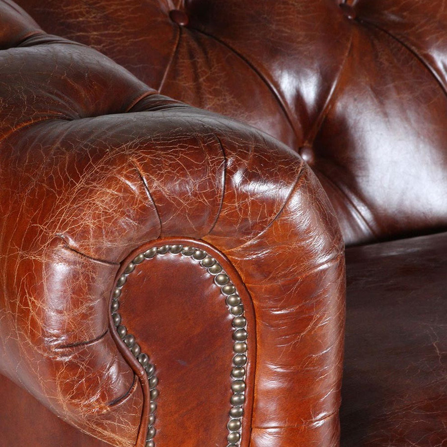 CHESTERFIELD CIGAR kanapé részletfotó, lekerekített karfa antikolt szegecseléssel és természetes bőrpatinával