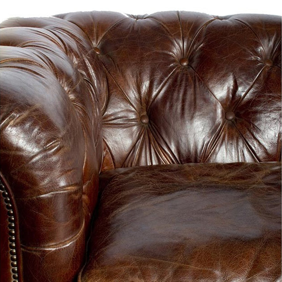 Közelkép a CHESTERFIELD CIGARE kanapé mély gombozású háttámlájáról és bőrkárpitjáról