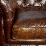 Részletfotó a CHESTERFIELD CIGARE kanapé ülőpárnájáról és antikolt bőrfelületéről