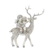 A FIRST SNOW szarvasfigura másik oldala, a gyermekek hátulról látható téli ruhájával és mentazöld kiegészítőivel.