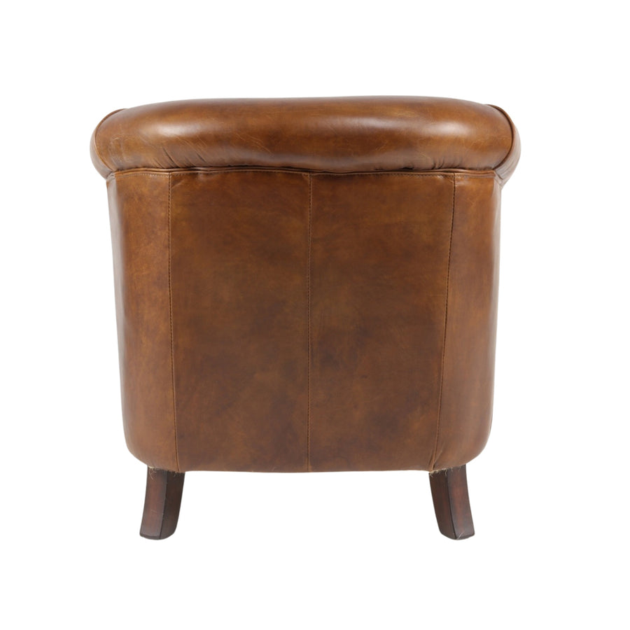 Dohánybarna bőrfotel hátulnézetből, sötét fa lábakkal és ívelt vonalvezetéssel