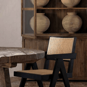 Cieza szék oldalnézete enteriőr környezetben, natúr fa bútorokkal.