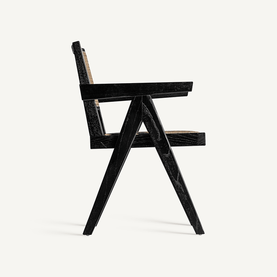 Cieza szék oldalprofilból, hangsúlyos karfákkal és háromszög alakú lábakkal