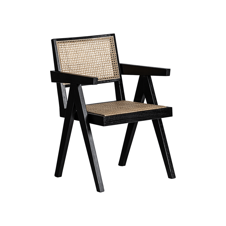 Fekete design karosszék oldalnézetből, natúr rattan ülőfelülettel.