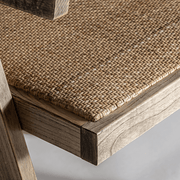 Makrófotó a szögletes, fából készült ülőkeretről és a finoman szőtt rattan ülőlapról.