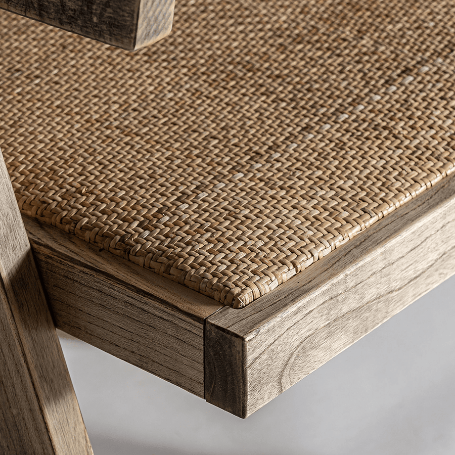 Makrófotó a szögletes, fából készült ülőkeretről és a finoman szőtt rattan ülőlapról.